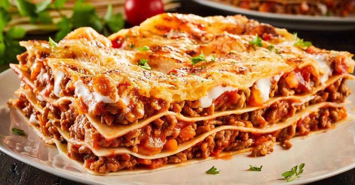 El queso fundido, el sabor de la carne con la salsa de tomate y la textura de la pasta son características inconfundibles de la lasaña.