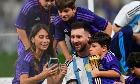 Lionel Messi le insiste a su compañera Antonela Rocuzzo para que entre en la cancha con sus hijos. Lionel Messi le insiste a su compañera Antonela Rocuzzo para que entre en la cancha con sus hijos.