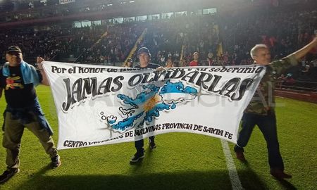 ¡Momento emotivo! Colón homenajeó a los excombatientes de Malvinas. ¡Momento emotivo! Colón homenajeó a los excombatientes de Malvinas.