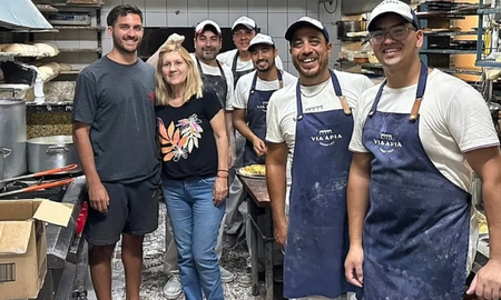 La mamá de Lionel Messi posó sonriente en una pizzería santafesina: fue a probar el agua con harina La mamá de Lionel Messi posó sonriente en una pizzería santafesina: fue a probar el agua con harina