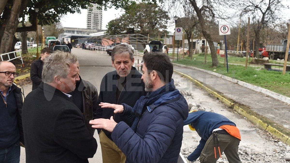 El intendente Emilio Jat&oacute;n y parte de su gabinete recorrieron las obras de la terminal de &oacute;mnibus.