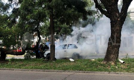 Se prendió fuego el auto de un bombero zapador Se prendió fuego el auto de un bombero zapador