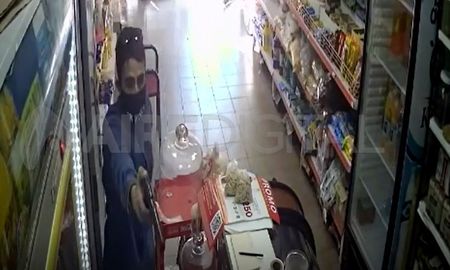 Grabado. El ladrón quedó registrado en el video que captó su rostro el cual se encontraba con un tapaboca. Grabado. El ladrón quedó registrado en el video que captó su rostro el cual se encontraba con un tapaboca.