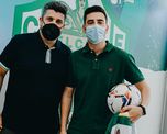 Christian Bragarnik, dueño del Elche de España, distinguió a un alcanzapelotas que contribuyó para que el equipo logre la permanencia en LaLiga. Christian Bragarnik, dueño del Elche de España, distinguió a un alcanzapelotas que contribuyó para que el equipo logre la permanencia en LaLiga.