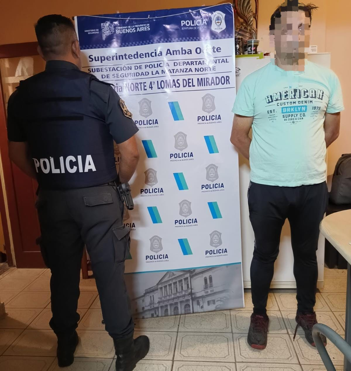 Un árbitro de fútbol fue detenido tras ser acusado de secuestrar y abusar de una menor. Un árbitro de fútbol fue detenido tras ser acusado de secuestrar y abusar de una menor.