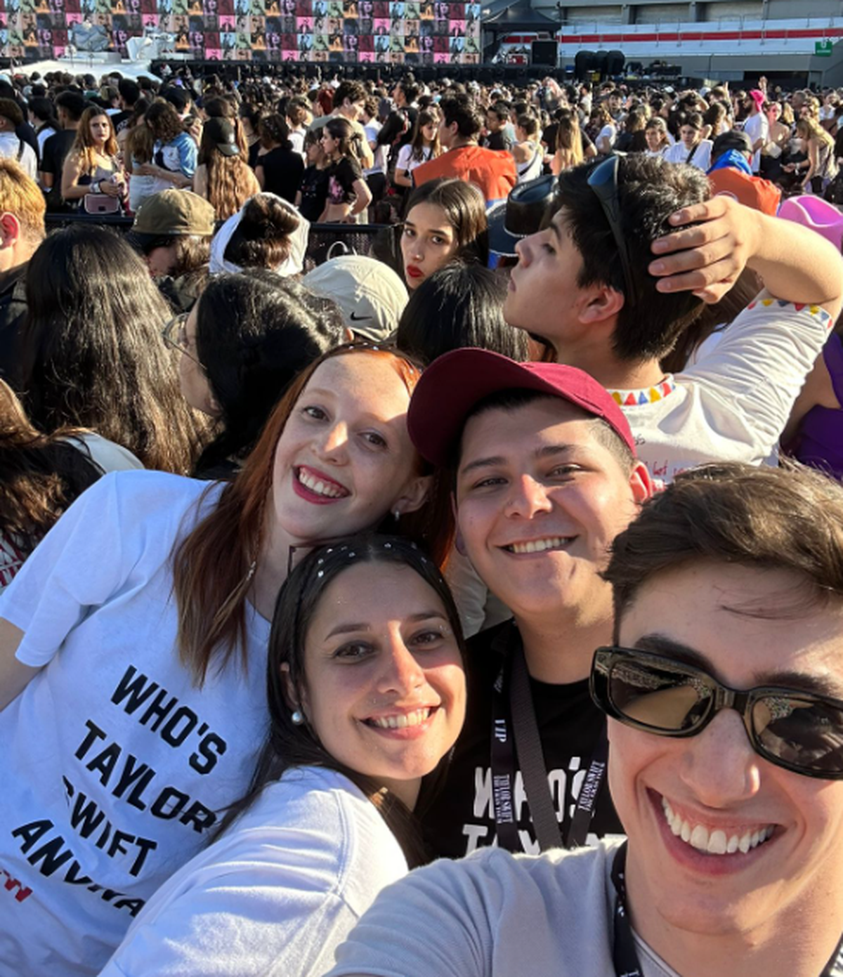Paloma Acosta con sus amigos en el recital de Taylor Swift. Paloma Acosta con sus amigos en el recital de Taylor Swift.
