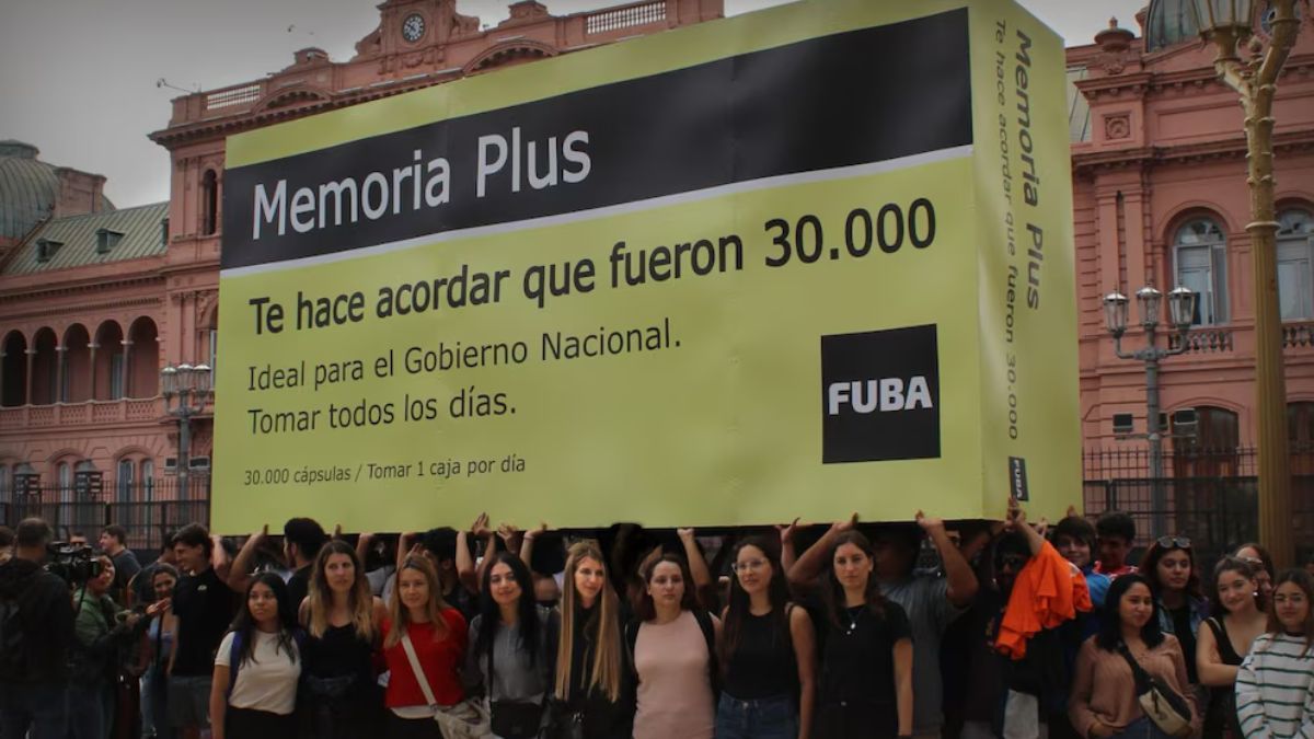 Los estudiantes de la FUBA le recetaron al gobierno un “remedio para la memoria” frente al negacionismo por los 30 mil desaparecidos. Los estudiantes de la FUBA le recetaron al gobierno un “remedio para la memoria” frente al negacionismo por los 30 mil desaparecidos.
