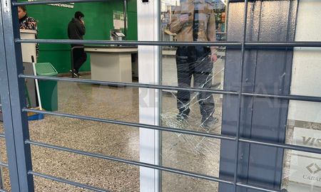 Los delincuentes que robaron en grupo el supermercado de Avenida López y Planes también ocasionaron destrozos en la vidriera del comercio. Los delincuentes que robaron en grupo el supermercado de Avenida López y Planes también ocasionaron destrozos en la vidriera del comercio.