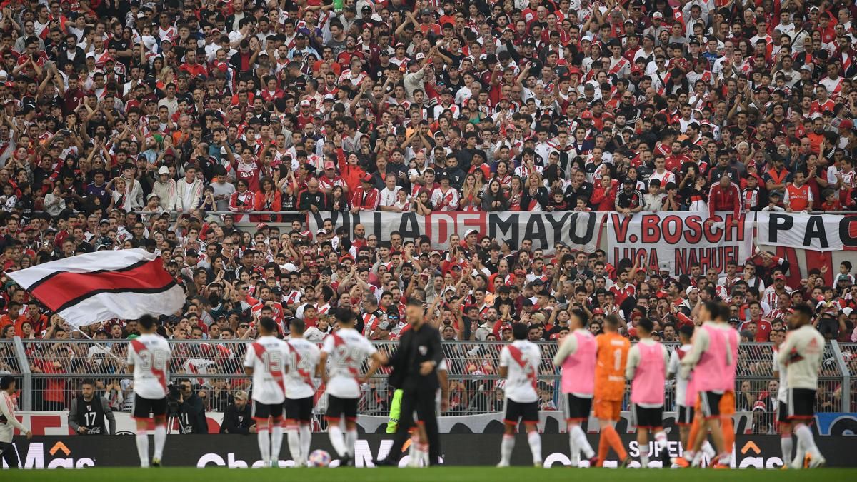 Los jugadores de River Plate se retiraron de la cancha aplaudiendo a la tribuna. Los jugadores de River Plate se retiraron de la cancha aplaudiendo a la tribuna.