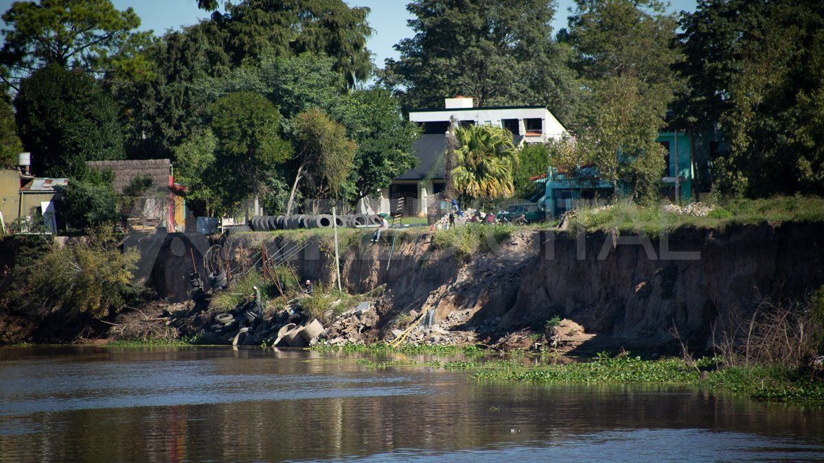 En algunas zonas se observa como los vecinos del pueblo de Sauce Viejo que poseen su vivienda sobre la barranca han intentado edificar defensas para evitar la erosión del agua. 