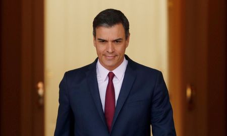 El candidato del PSOE consiguió 179 votos y de esta manera comienza su tercera etapa al frente de La Moncloa. El candidato del PSOE consiguió 179 votos y de esta manera comienza su tercera etapa al frente de La Moncloa.