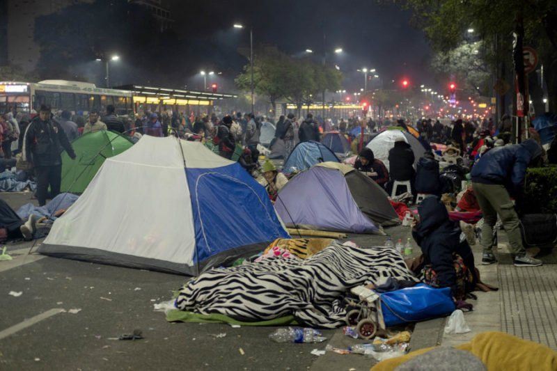 Acampe en la 9 de Julio: los movimientos sociales viven la segunda jornada de protestas