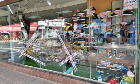 El comercio vandalizado se ubica en la tradicional esquina de San Jerónimo y Salta, a 15 metros se ubica un domo de seguridad. El comercio vandalizado se ubica en la tradicional esquina de San Jerónimo y Salta, a 15 metros se ubica un domo de seguridad.