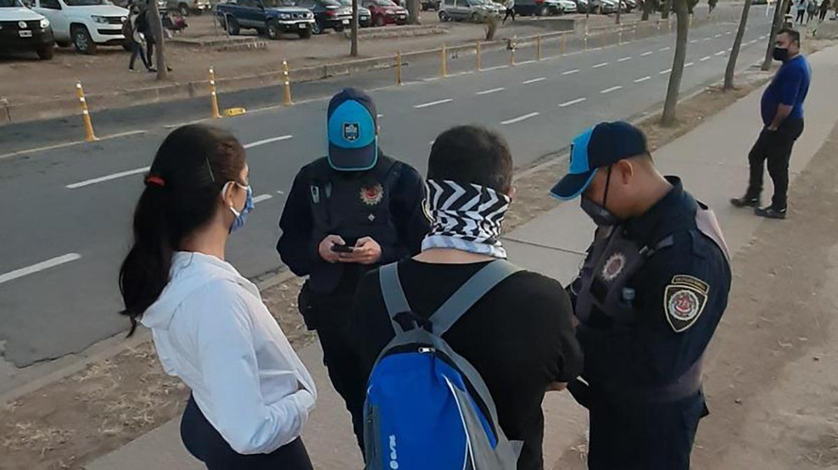 C&oacute;rdoba endureci&oacute; el control del aislamiento obligatorio y las medidas de prevenci&oacute;n por la pandemia y multar&aacute; con cifras elevadas a quienes no las respeten.