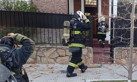 Cinco personas, entre ellas una nena, fueron encontradas muertas en una casa de Villa Devoto. La principal hipótesis es que fallecieron por un escape de gas. Cinco personas, entre ellas una nena, fueron encontradas muertas en una casa de Villa Devoto. La principal hipótesis es que fallecieron por un escape de gas.