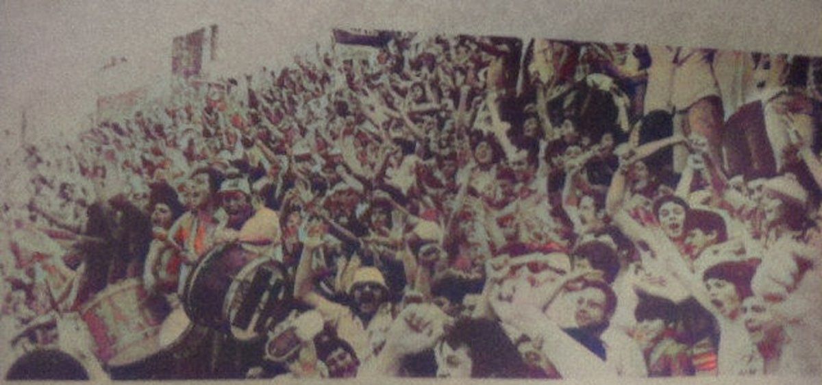 Hinchada de Unión tomada el 26 de octubre de 1980. El Tate ganó por 2 a 0 el Clásico.