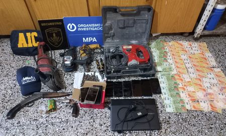 Los investigadores del caso hallaron varias herramientas de corte que se presume fueron utilizadas para concretar el millonario robo al Pago Fácil del microcentro santafesino. Los investigadores del caso hallaron varias herramientas de corte que se presume fueron utilizadas para concretar el millonario robo al Pago Fácil del microcentro santafesino.