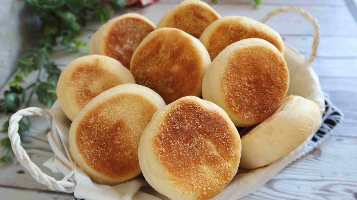 Los muffins ingleses son deliciosos y perfectos para tostar y untar con mantequilla, mermelada o para preparar sándwiches. Los muffins ingleses son deliciosos y perfectos para tostar y untar con mantequilla, mermelada o para preparar sándwiches.