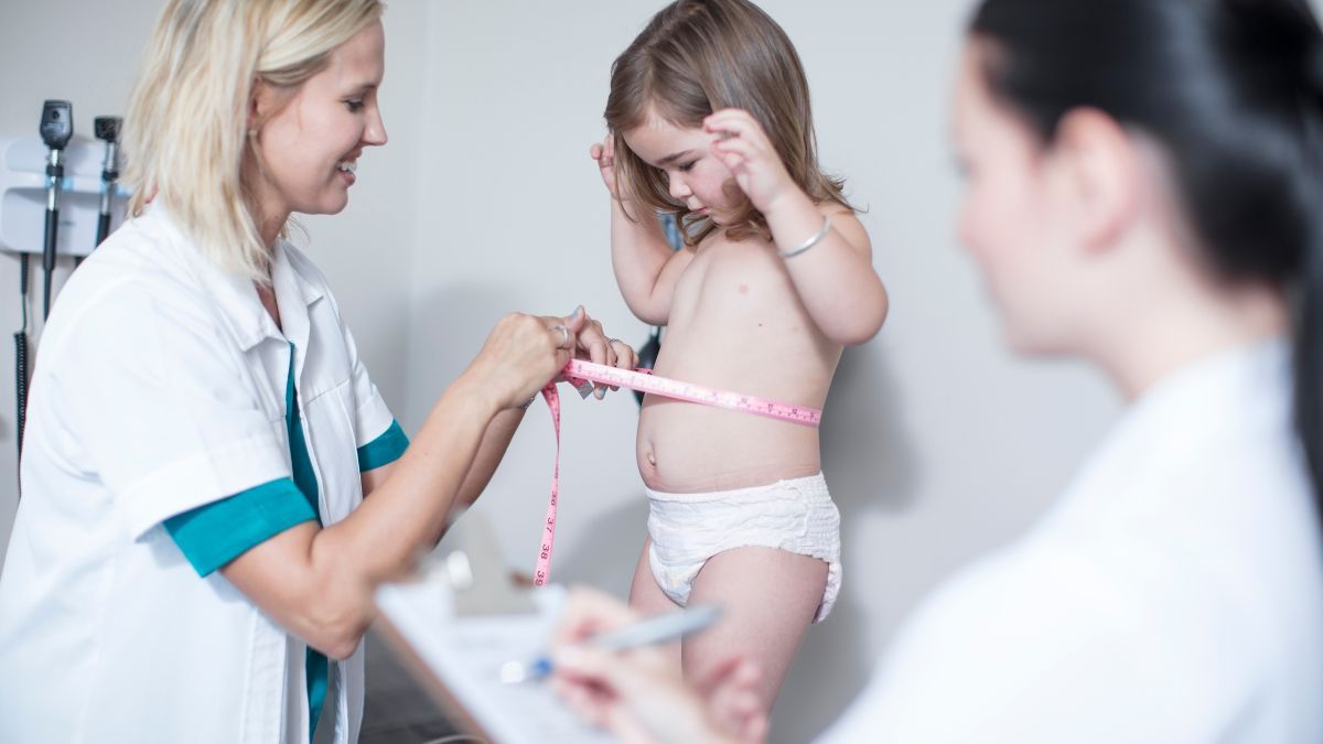 La acondroplasia es una condición genética que afecta el crecimiento óseo, generando una baja estatura con extremidades más cortas en relación con el torso. La acondroplasia es una condición genética que afecta el crecimiento óseo, generando una baja estatura con extremidades más cortas en relación con el torso. 