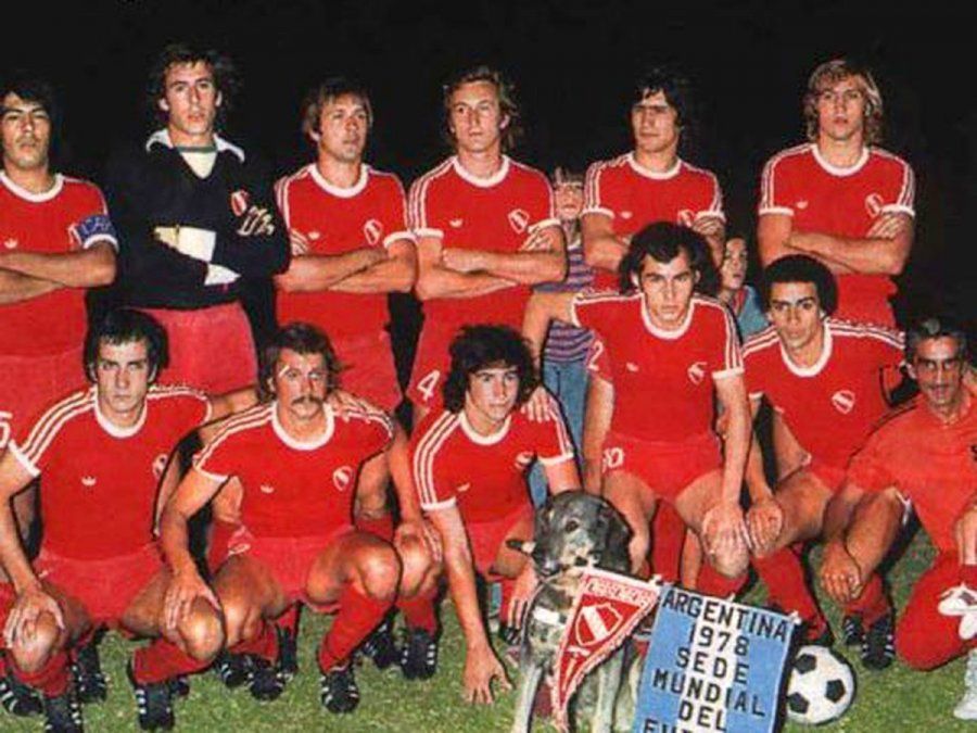 Roberto Rigante; Rubén Pagnanini, Hugo Villaverde, Enzo Trossero, Osvaldo Pérez; Omar Larrosa, Rubén Galván, Ricardo Bochini; César Brítez, Norberto Outes y Pedro Magallanes, los once titulares de Independiente esa noche. Además del infaltable Boneco, el perro amuleto del equipo por esos años.