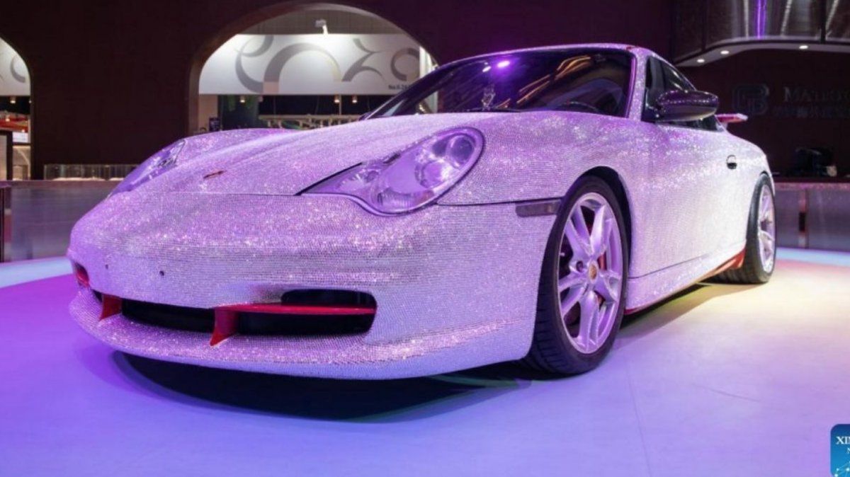 China exhibe un Porsche cubierto con 400.000 piedras preciosas incrustadas a mano