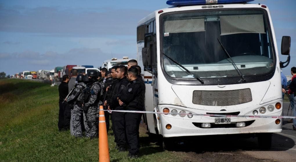 Los penitenciarios que viajaban en el micro de la fuga, en la mira de la Justicia