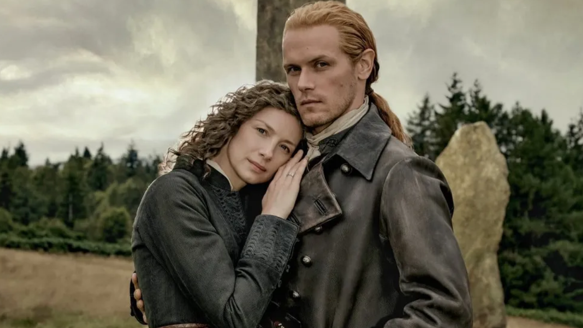 Jamie y Claire Fraser ante las piedras de Craigh na Dun, el lugar donde comenzó su historia de amor a través del tiempo. Jamie y Claire Fraser ante las piedras de Craigh na Dun, el lugar donde comenzó su historia de amor a través del tiempo.