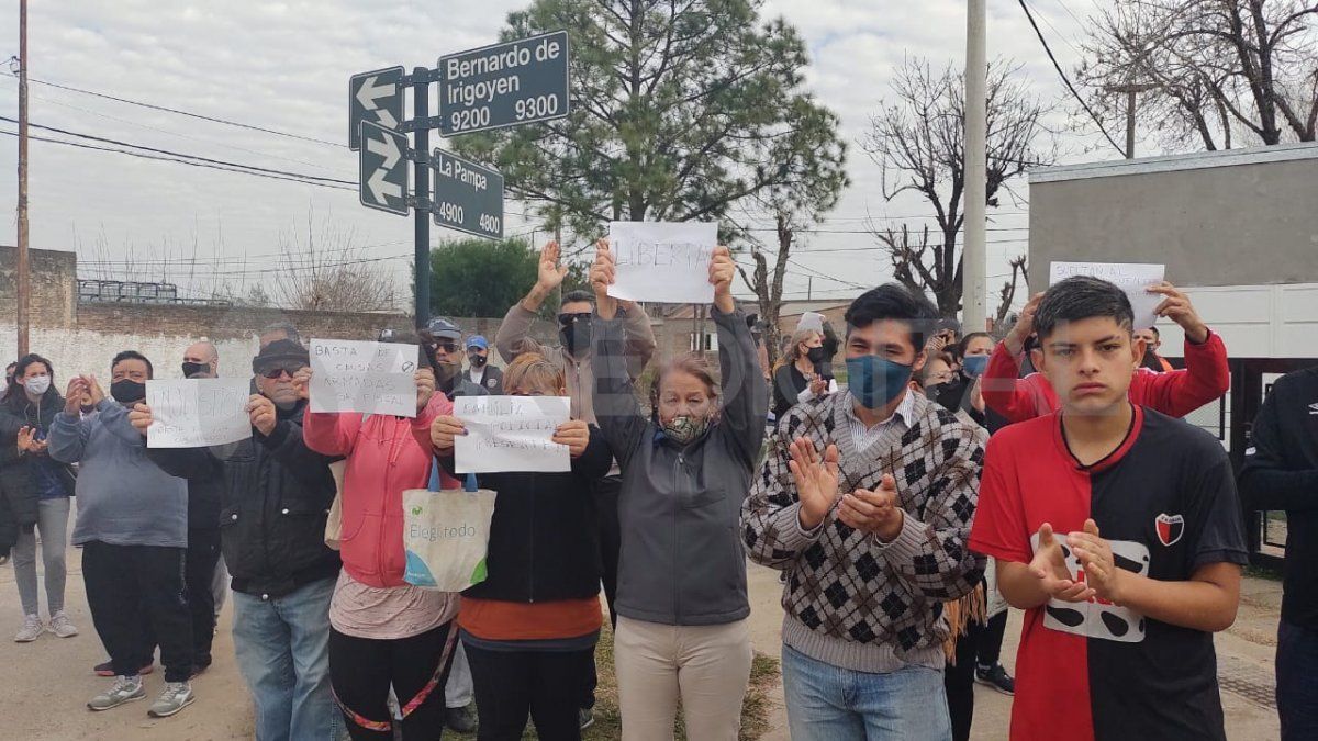 Un grupo de vecinos reclamó este martes la libertad del agente detenido