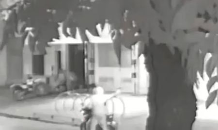Ataque al súper de la familia Roccuzzo: imagen del tirador en el video captado por las cámaras de seguridad Ataque al súper de la familia Roccuzzo: imagen del tirador en el video captado por las cámaras de seguridad