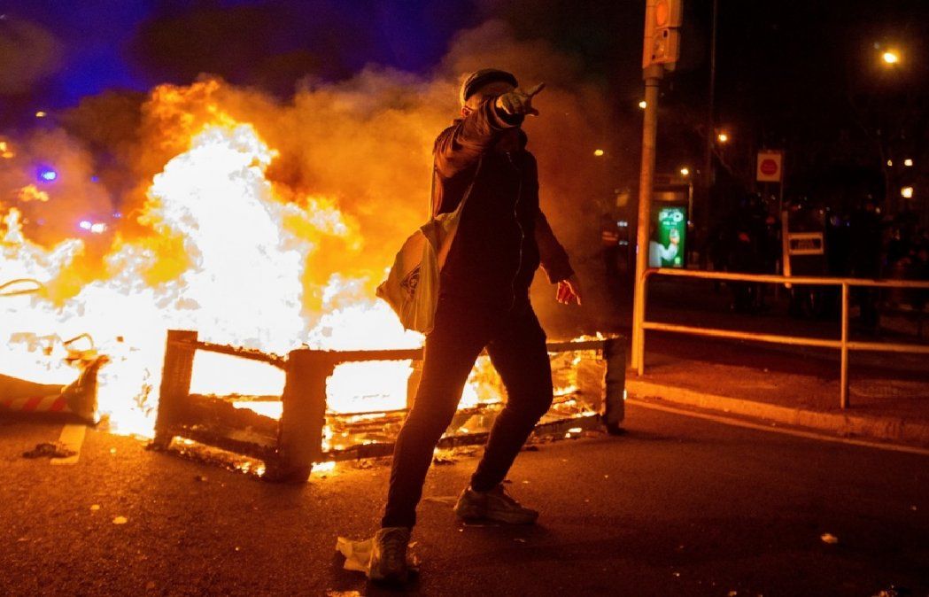 Violentas protestas en todas las ciudades principales de España.