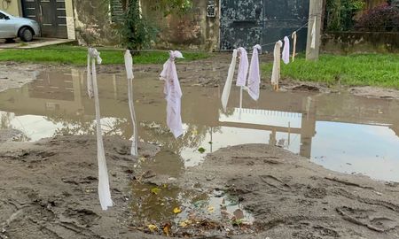 Vecinos de barrio Arenales señalizaron un corte de calle con trapos, debido a un caño roto que afecta la cotidianidad en la zona. Vecinos de barrio Arenales señalizaron un corte de calle con trapos, debido a un caño roto que afecta la cotidianidad en la zona.