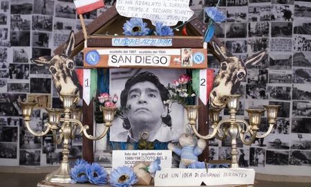 Diego Maradona jugó durante casi siete años en el Nápoli, donde explotó futbolísticamente en cuanto a sus logros deportivos a nivel de clubes. Diego Maradona jugó durante casi siete años en el Nápoli, donde explotó futbolísticamente en cuanto a sus logros deportivos a nivel de clubes.