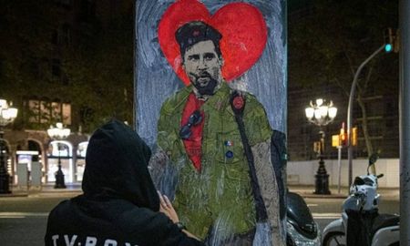 La obra de arte difundida hoy en Barcelona con la imagen de Lionel Messi. La obra de arte difundida hoy en Barcelona con la imagen de Lionel Messi.
