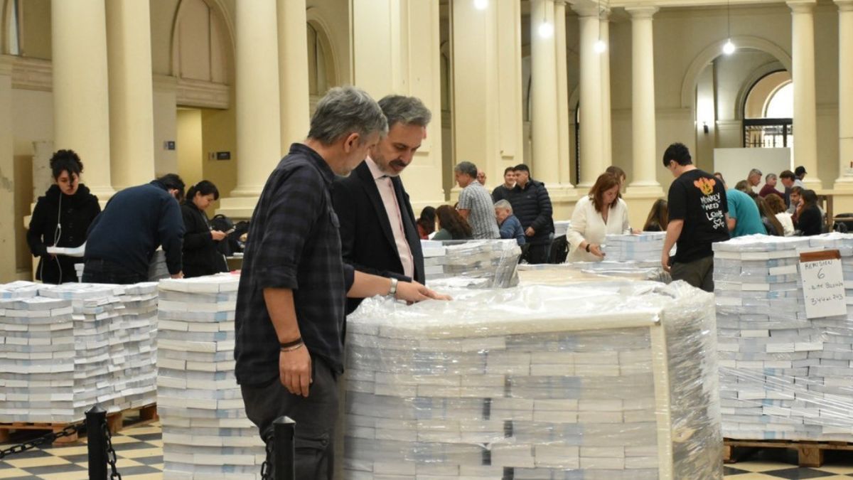 Cuatro imprentas con seis plantas se encargarían de reimprimir los lotes de boletas únicas papel. Cuatro imprentas con seis plantas se encargarían de reimprimir los lotes de boletas únicas papel.