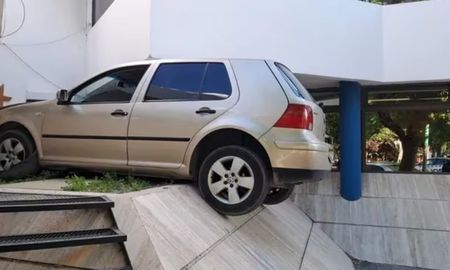 Chocó contra una comisaría y quedó colgando de un muro en Neuquén. Chocó contra una comisaría y quedó colgando de un muro en Neuquén.