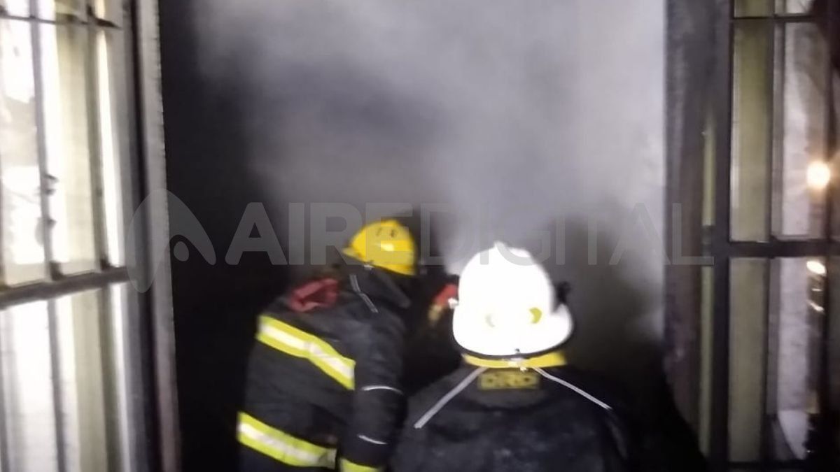 Los bomberos Zapadores de Santo Tomé y de Sauce Viejo trabajaron para controlar el incendio.