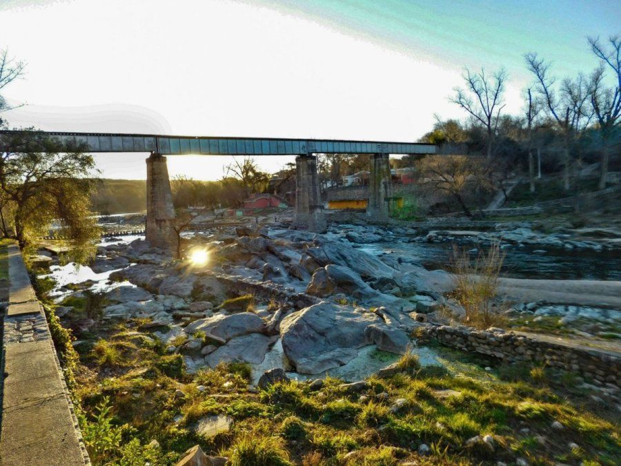 El Paseo de las Estatuas y los museos locales muestran la rica historia y tradición cultural del pueblo.