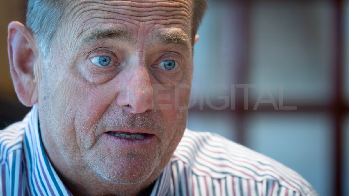 “Mirabas el cielo y veías todo como un cielo rojizo, que da huella y que se movía, raro. No era una tormenta normal, era raro”, recuerda Daniel Gramaglia, propietario del hotel California, el establecimiento de tres pisos quedó inmortalizado por tratarse del inmueble en cuyo frente se incrustó un auto durante el tornado.