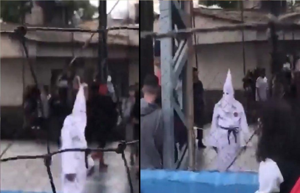 Un maestro llegó vestido del Ku Klux Klan a una fiesta escolar