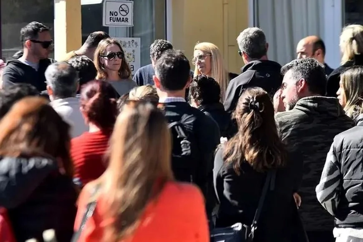 Tras la denuncia, la comunidad educativa protestó en la puerta de la escuela. (Foto: gentileza La Voz). Tras la denuncia, la comunidad educativa protestó en la puerta de la escuela. (Foto: gentileza La Voz).