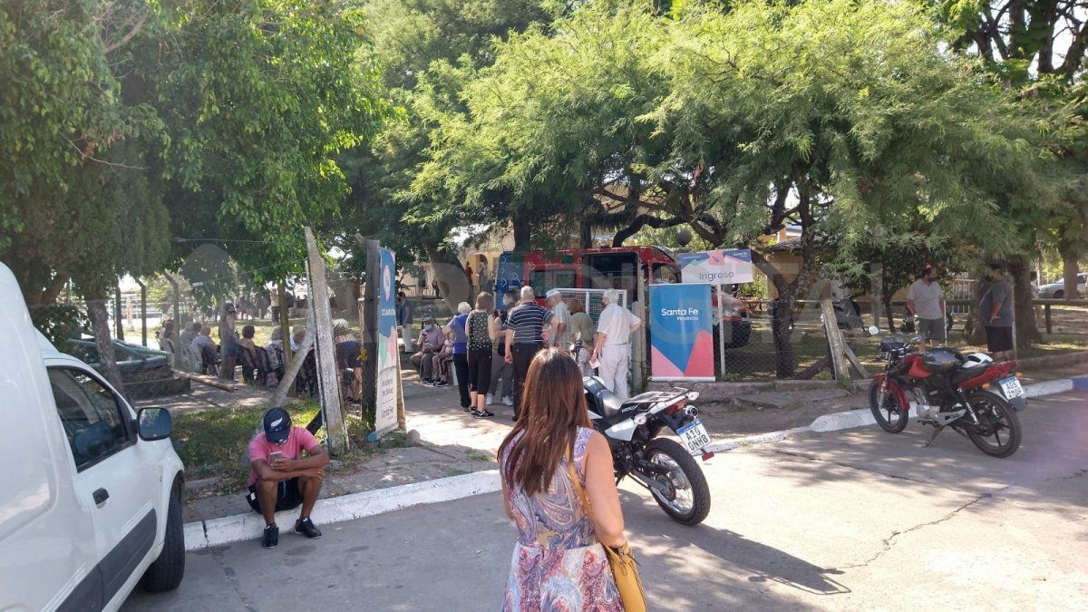 Habilitaron una fila con prioridad para remises. 