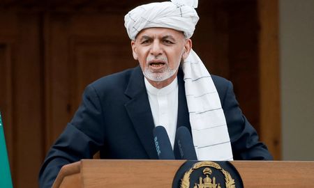 Ghani fue ciudadano estadounidense pero renunció a su pasaporte para poder competir por la Presidencia afgana en 2009. Ghani fue ciudadano estadounidense pero renunció a su pasaporte para poder competir por la Presidencia afgana en 2009.