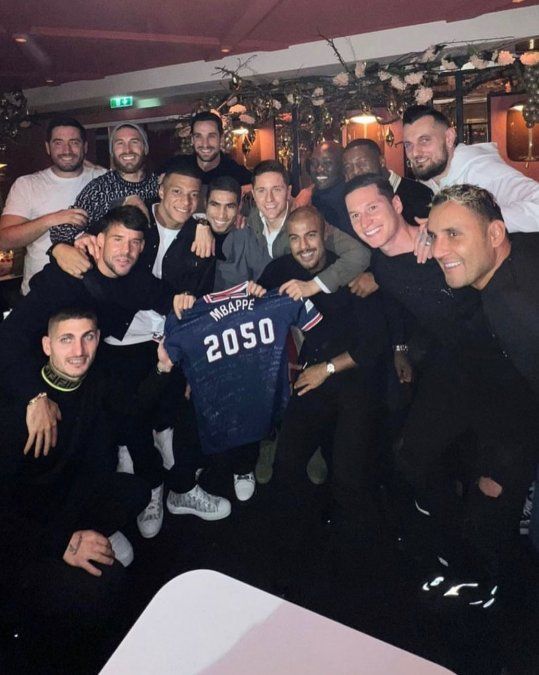 Parte del plantel del Paris Saint-Germain celebró este lunes el cumpleaños de Kylian Mbappé.