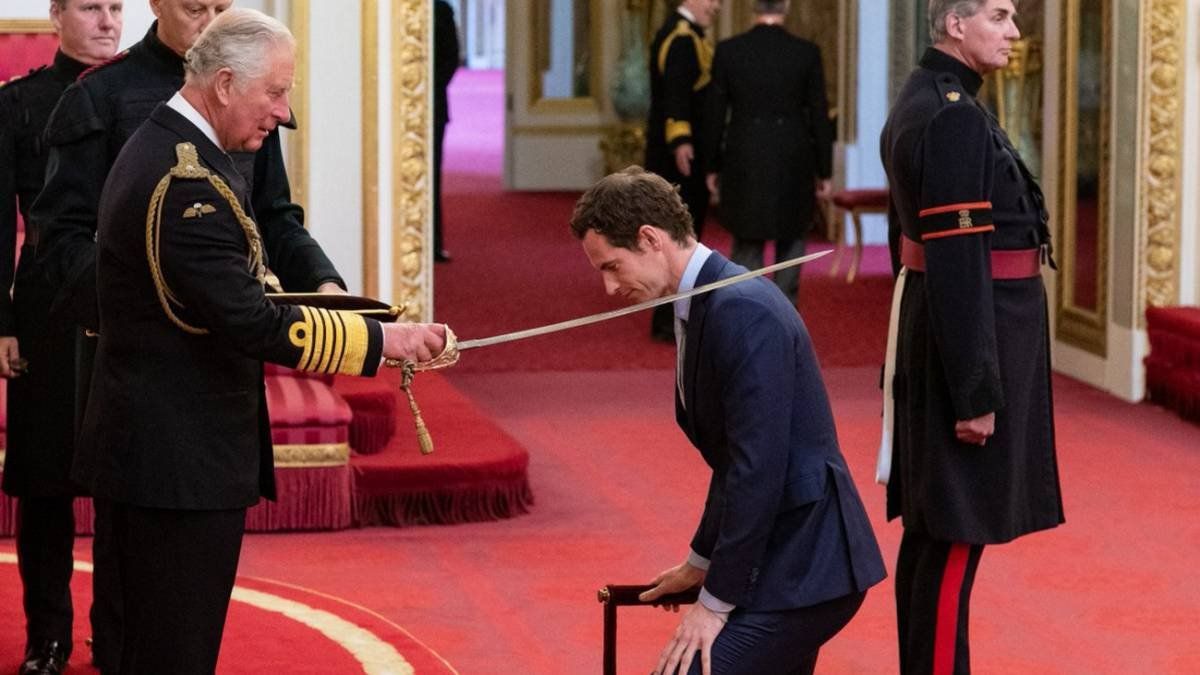 El jueves 16 de mayo de 2019, recibió su título de caballero (Order of the British Empire, u OBE) por parte del príncipe Carlos –el heredero al trono– en el Palacio de Buckingham. Se le concedió tal honor por sus