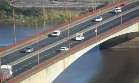 Un auto detenido sobre el viaducto Oroño genera complicaciones en el tránsito en el acceso este a Santa Fe. Un auto detenido sobre el viaducto Oroño genera complicaciones en el tránsito en el acceso este a Santa Fe.