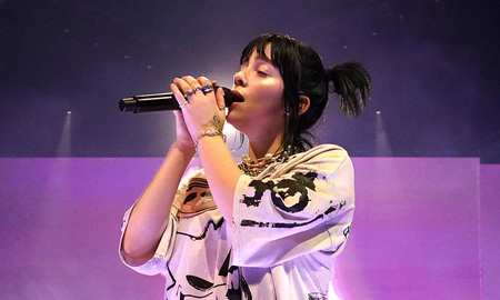 La cantante, Billie Eilish, decidió dejar de cantar para ayudar a un espectador que no podía respirar. La cantante, Billie Eilish, decidió dejar de cantar para ayudar a un espectador que no podía respirar.