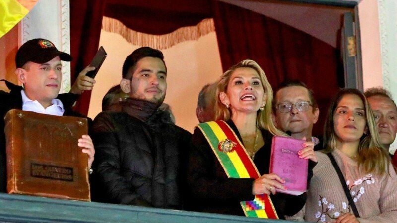 La asunción de Jeanine Áñez.