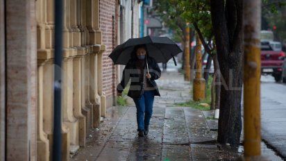 La nubosidad baja y los altos niveles de humedad generarán densos bancos de niebla que afectarán la visibilidad vehicular durante las primeras horas del martes.