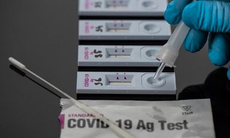 El autotest de Antígeno Panbio Covid-19 puede ser utilizado por personas con o sin síntomas. El autotest de Antígeno Panbio Covid-19 puede ser utilizado por personas con o sin síntomas.