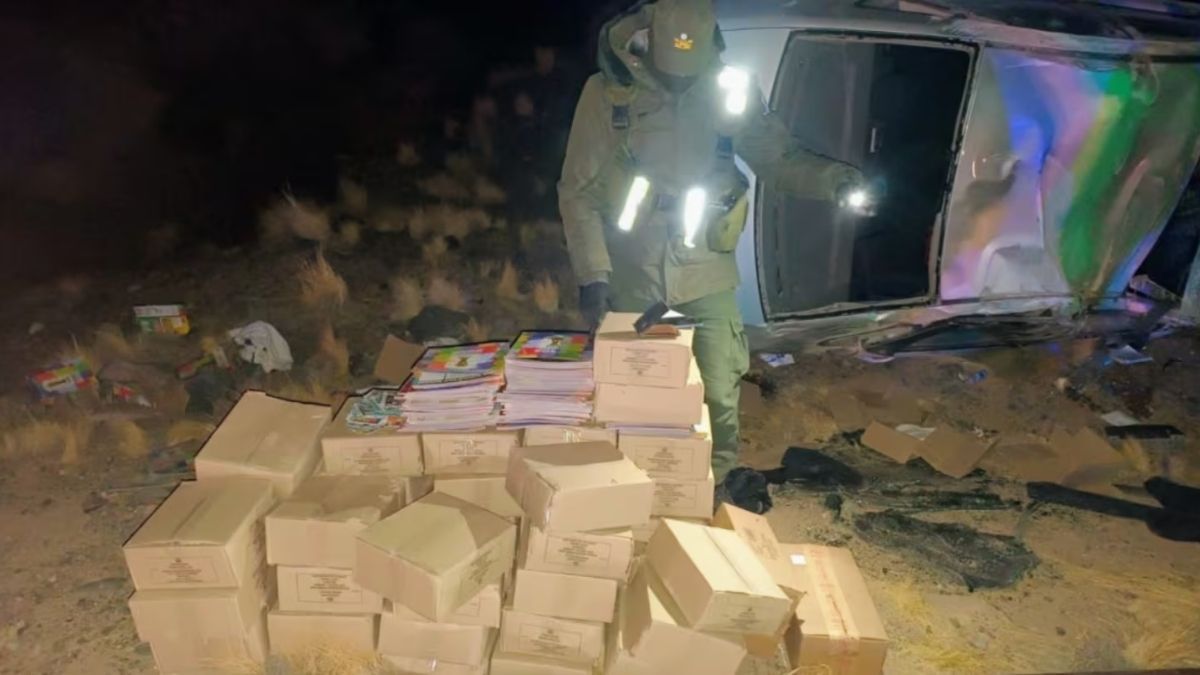 El conductor quiso escapar de un control de Gendarmería en Mendoza y terminó volcando con cientos de paquetes de figuritas y álbumes del Mundial 2026 dentro del auto.